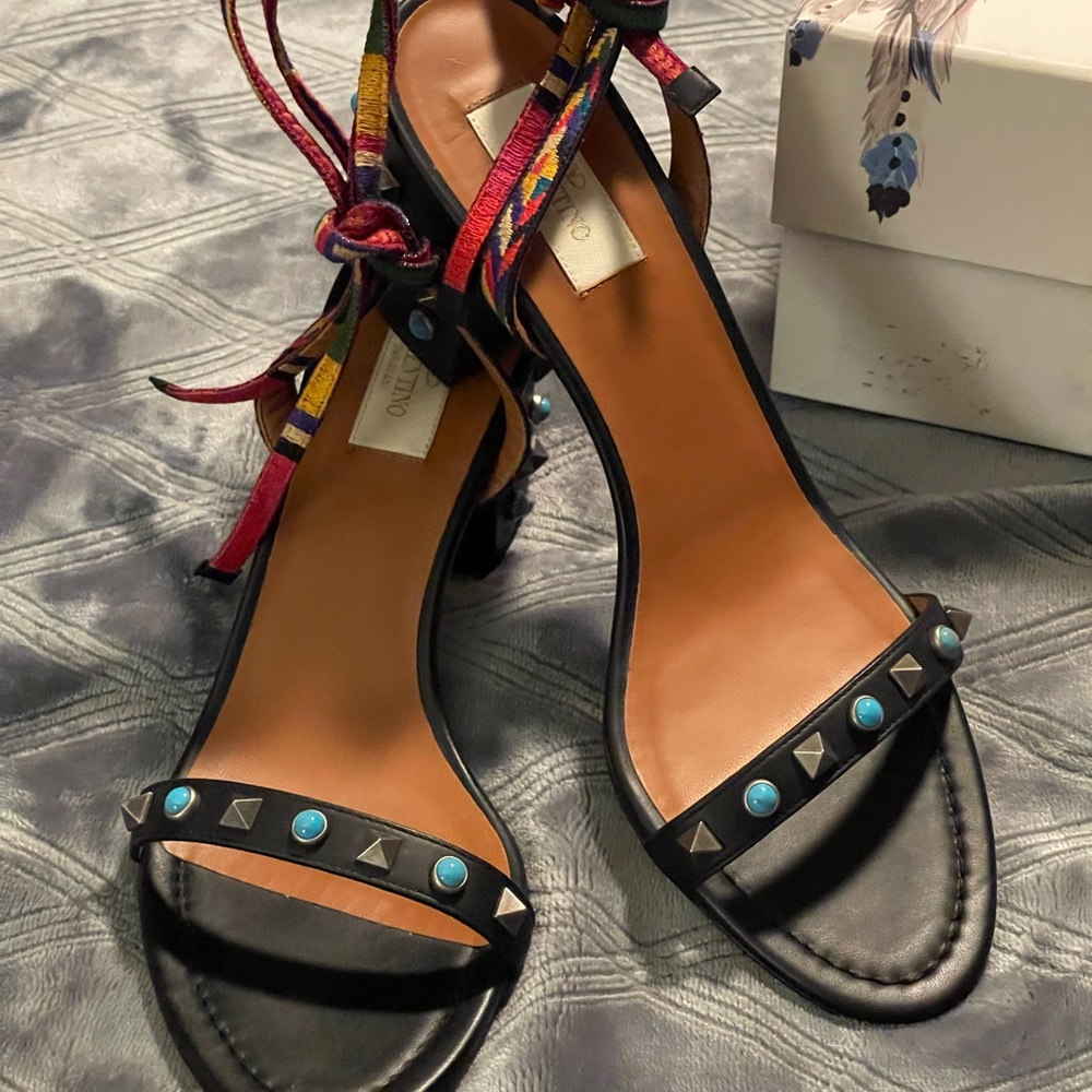 Valentino Garavani Sandal Sz. 40, New in box with dust bag and extra jewels